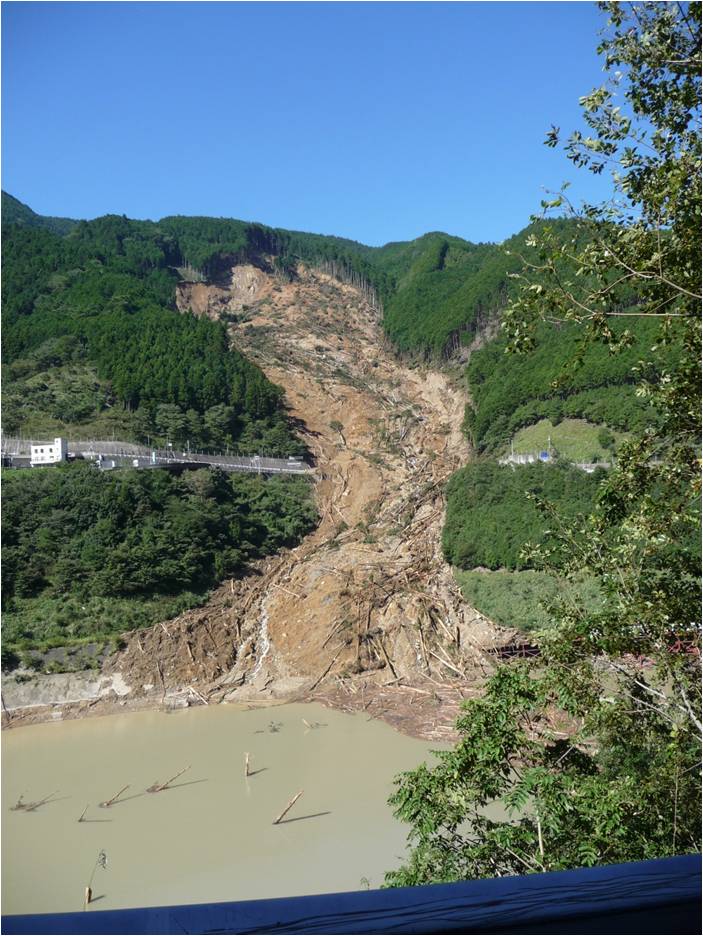 平成23年台風第12号による土砂崩れ（奈良県吉野郡川上村）の写真