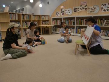 大型絵本の読み聞かせを楽しんでいます
