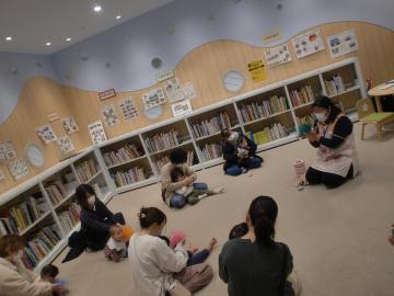わらべうたを楽しんでいる様子です