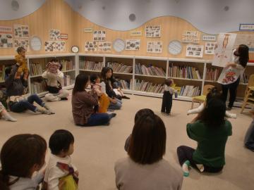 大型絵本を楽しんでいる様子です
