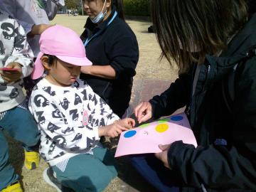 ここに貼るね