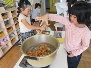 皮を鍋へ入れる