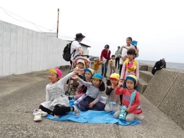手を振り呼びかける子ども達