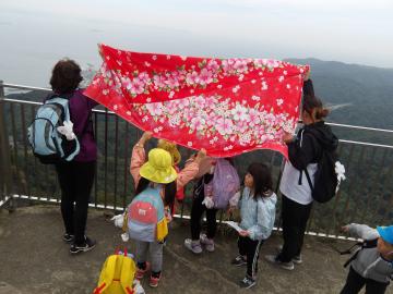 保育所に向けて赤い布