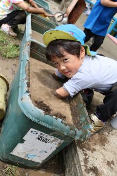 プランターで土を混ぜている様子