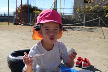 おにぎりをほおばる子ども