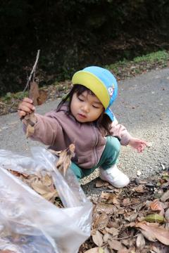 落ち葉拾いを頑張る1歳児