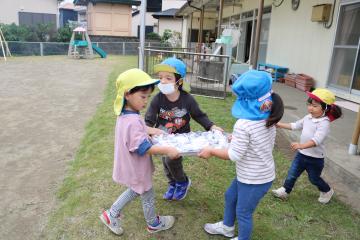 包んださつま芋をみんなで運んでいるところ