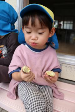 焼き芋をほおばる子ども