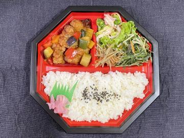 彩り野菜を食べる鶏の黒酢あん弁当