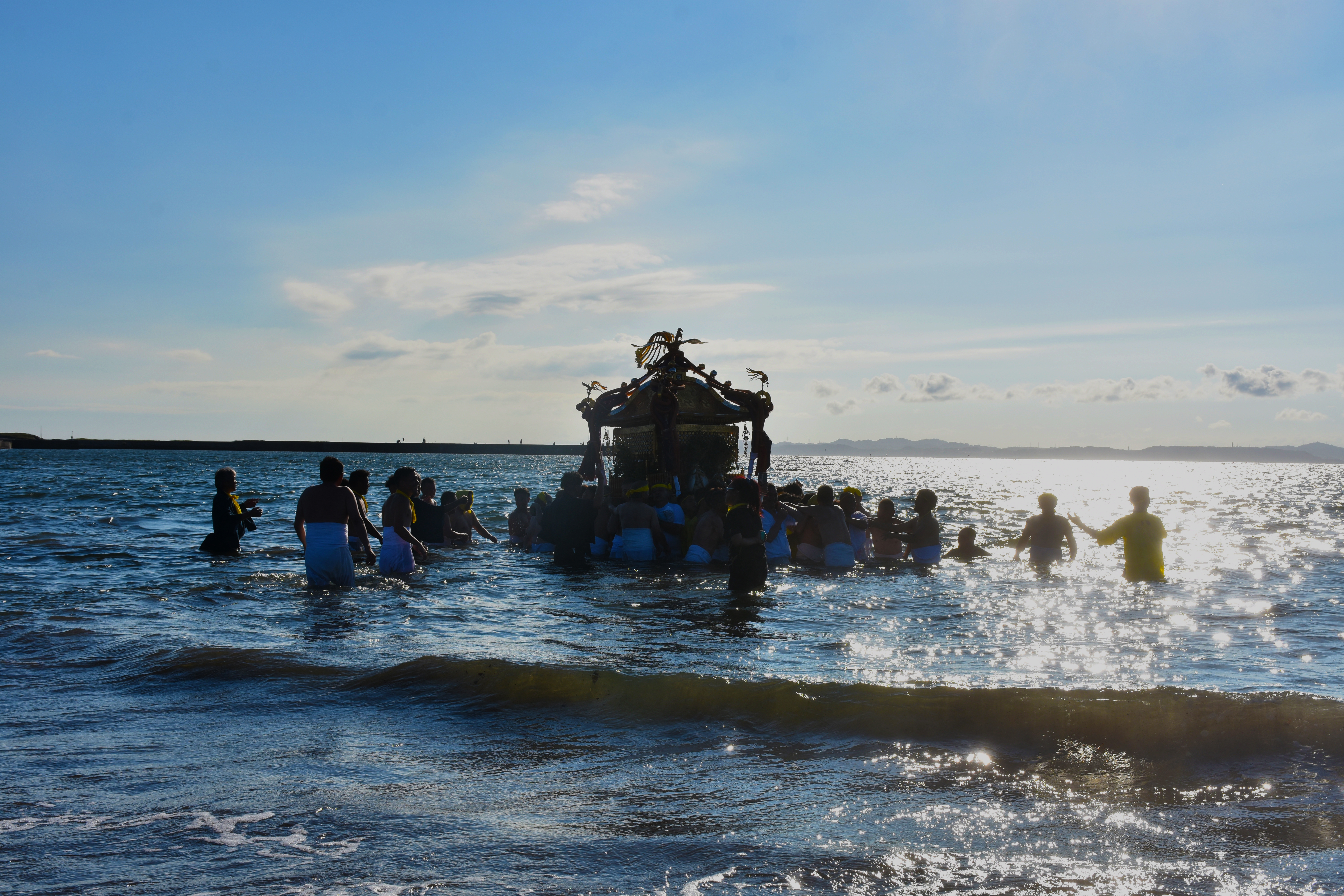 お浜出の様子。若衆が神輿を担ぎ海に入る。