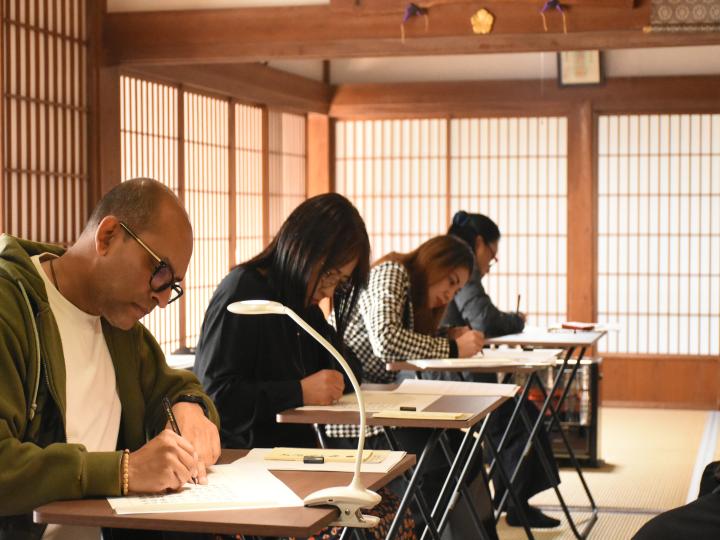 参加者が静かに写経をする