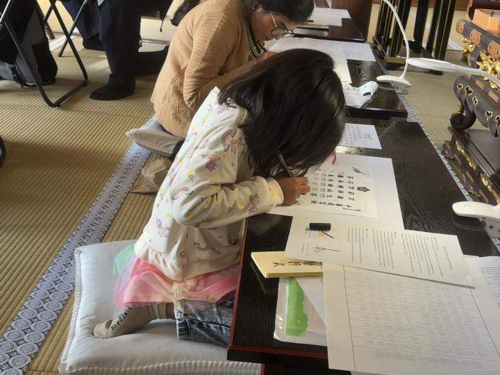 子供が写経をする様子