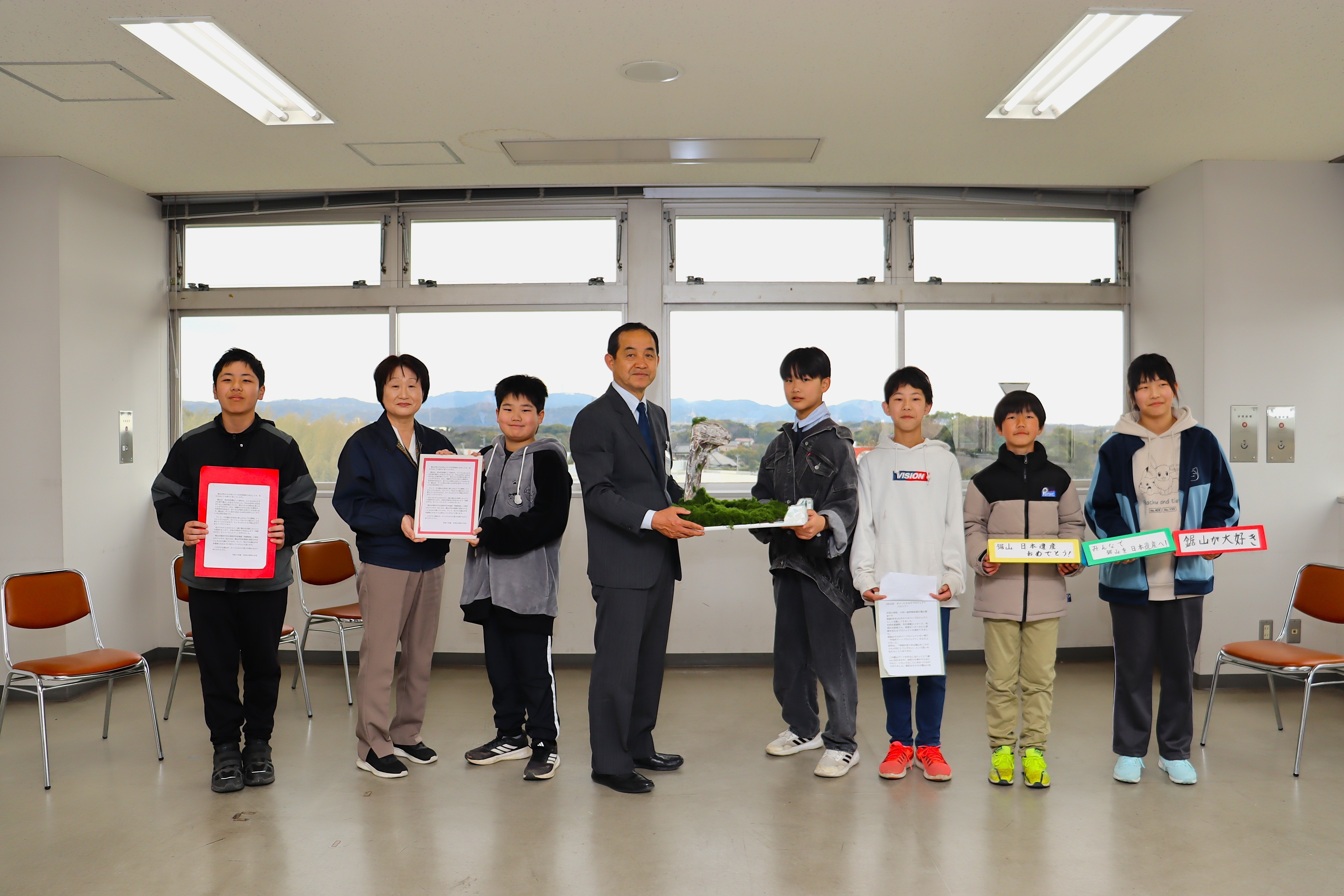 鋸山「地獄のぞき」作品の贈呈の様子