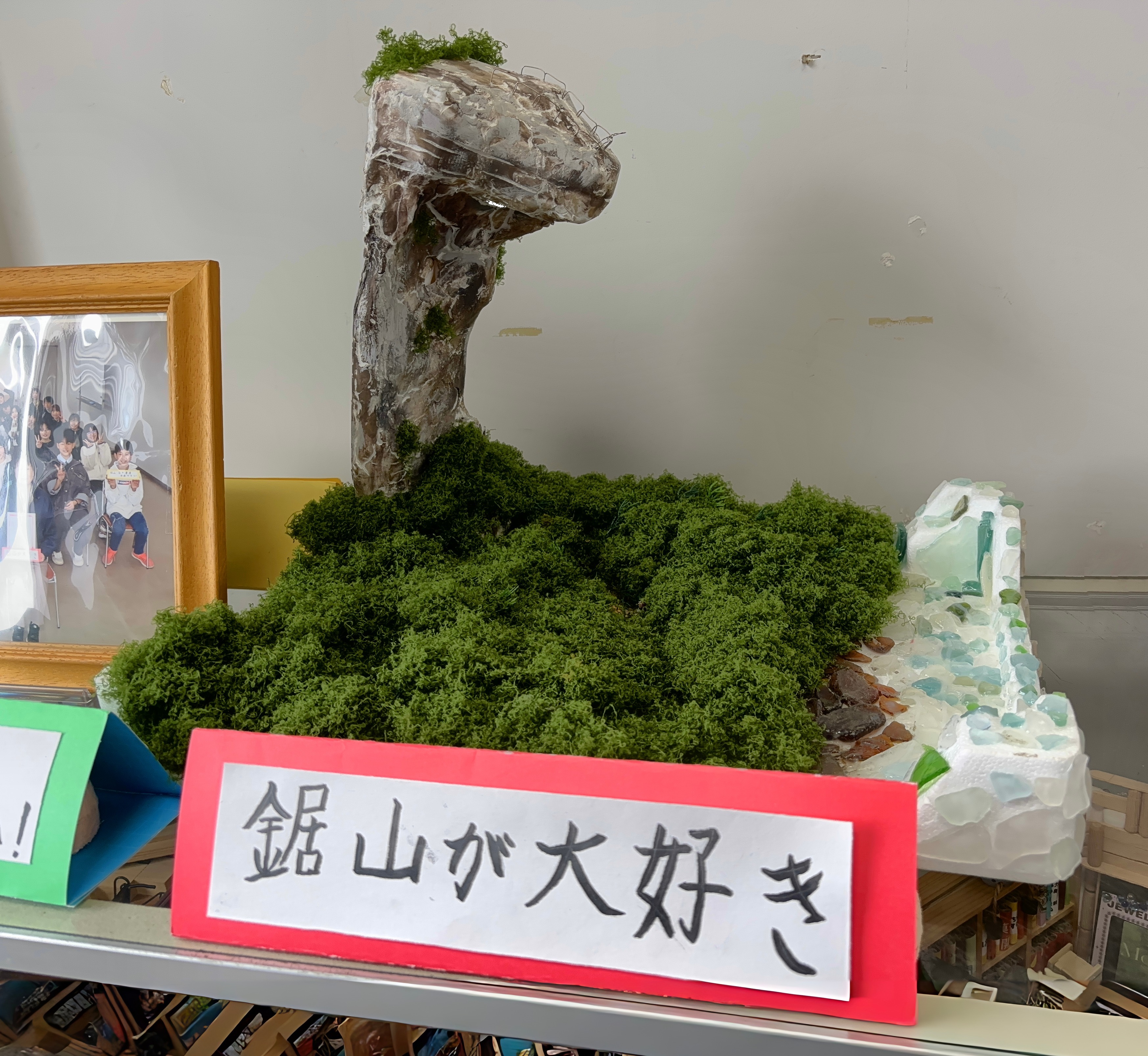 作品がガラスケースの上に展示される